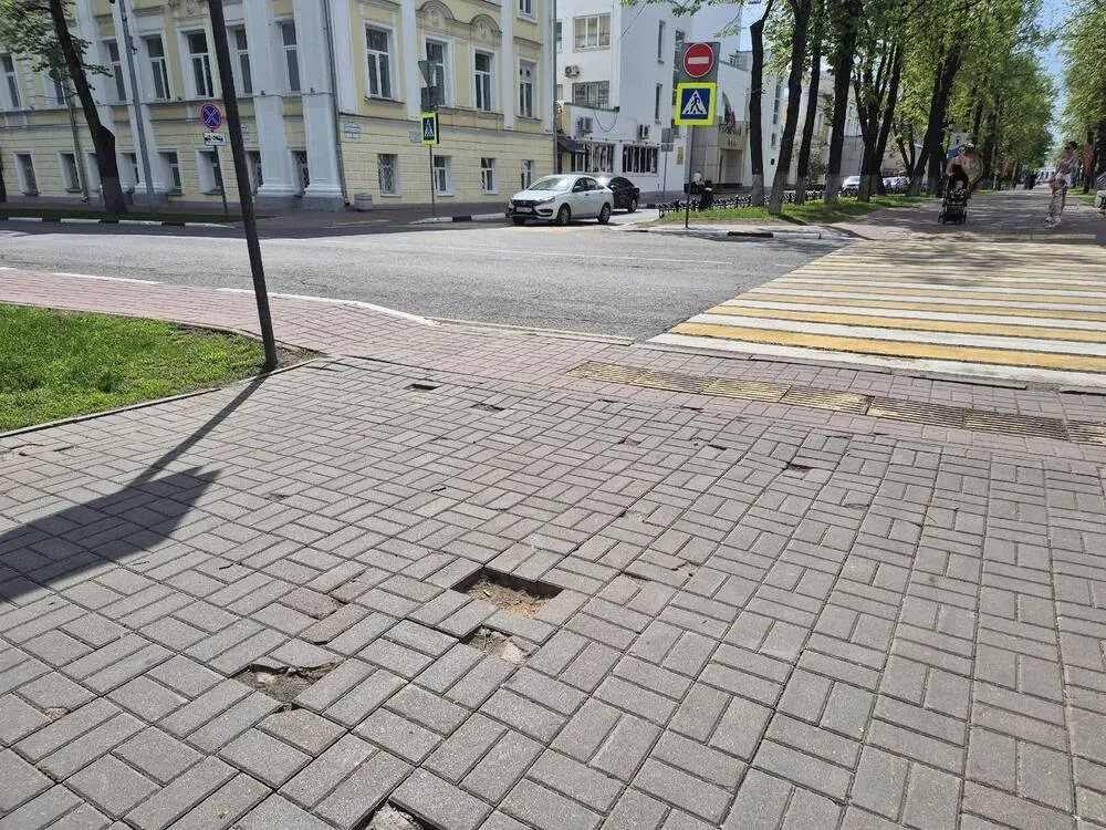 В Демидовском сквере образовались плитковые проплешины