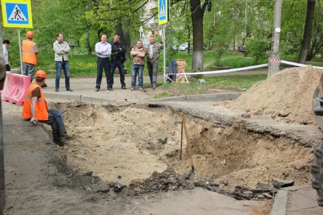 К устранению провала асфальта в центре Ярославля приступили сотрудники «ТГК-2»