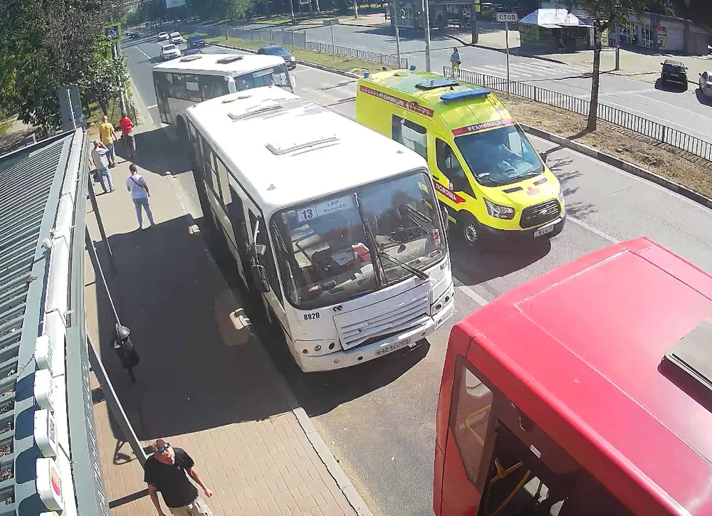 В Ярославле два пассажира пострадали в ДТП автобусов на остановке