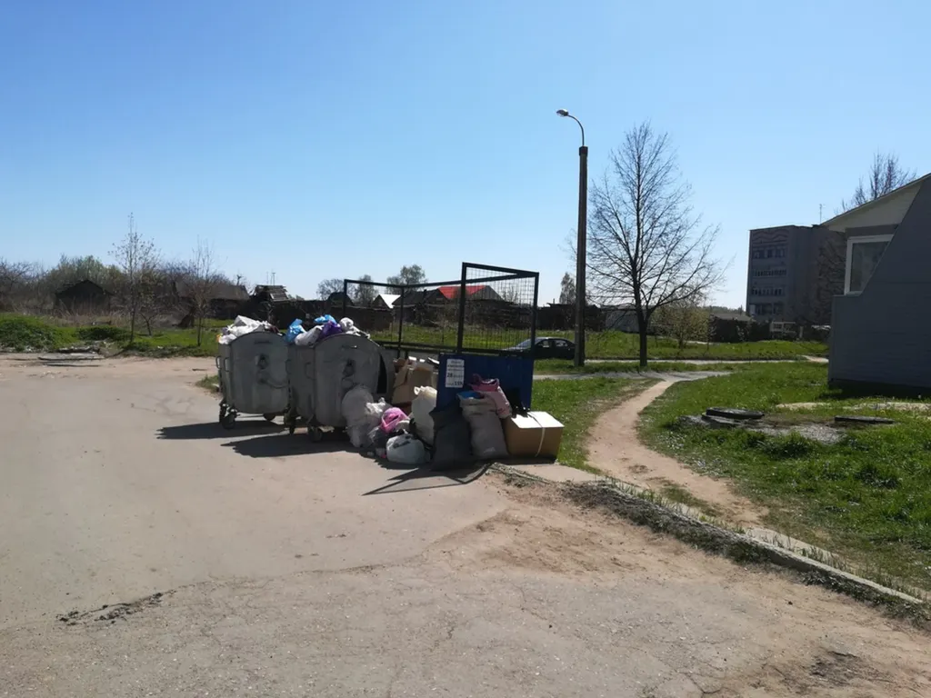 В Рыбинске  мусорные контейнеры установили прямо  на проезжей части