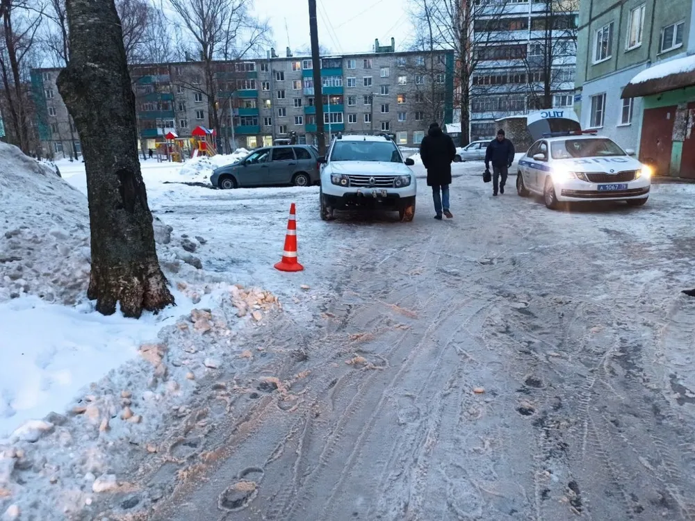 В Тутаеве 12-летнего ребёнка сбили во дворе дома