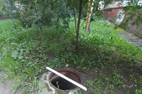 В Ярославле люки «сажают на цепь», спасая от воров  