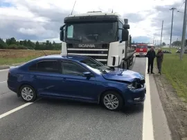 В Ярославле не поделили дорогу два грузовика и иномарка