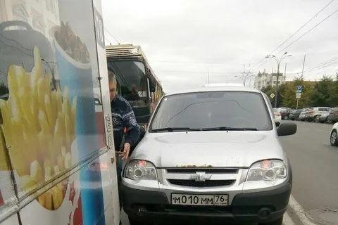В Ярославле внедорожник попытался подрезать троллейбус
