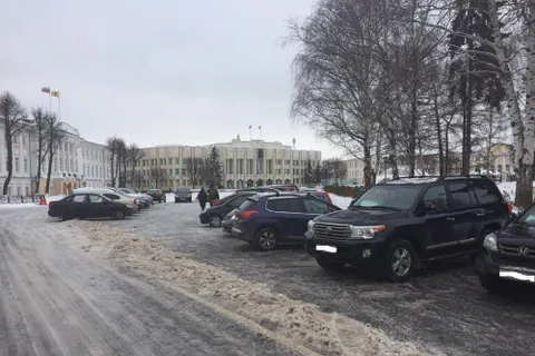 Знак замотали пакетом: на Советской площади вновь устроили парковку