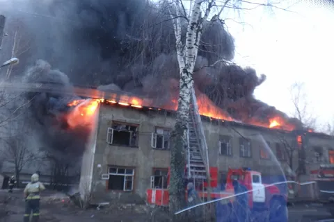 На улице Пожарского в Ярославле загорелся расселенный дом