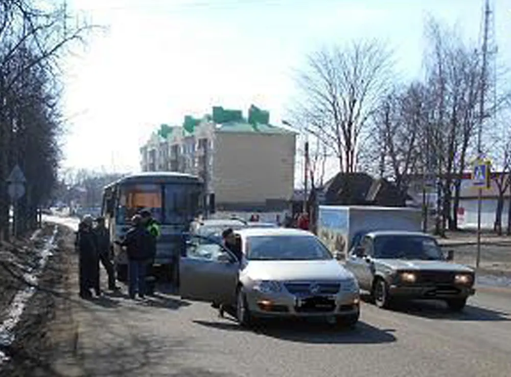 В Угличе автобус врезался в иномарку