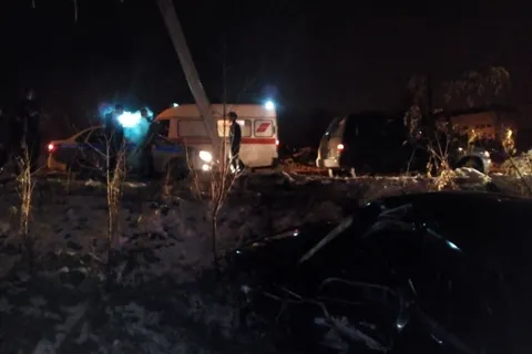 В Рыбинске ночью «Жигули» въехали в столб