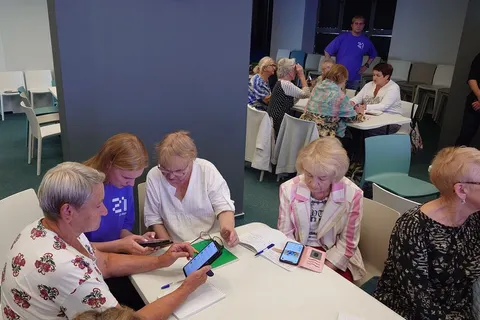 В Ярославле старшее поколение научат пользоваться смартфонами и не попасться мошенникам