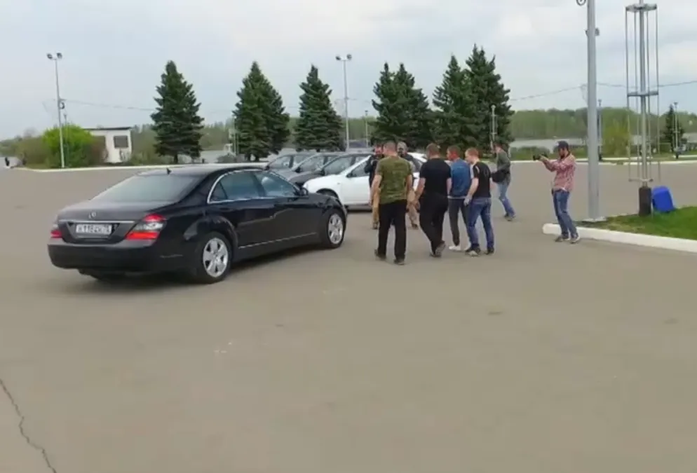 Секретный миллионер подарил парням из Рыбинска четыре авто