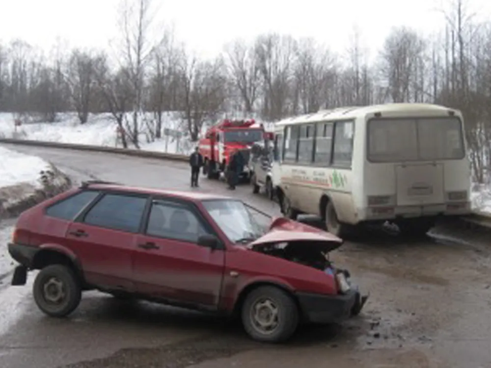 В Ярославской области «ВАЗ» врезался в автобус с 12 пассажирами