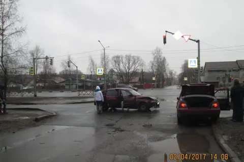 В Ярославле после столкновения один из автомобилей наехал на пешехода