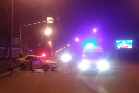 В Ярославле ночью перевернулся автомобиль такси