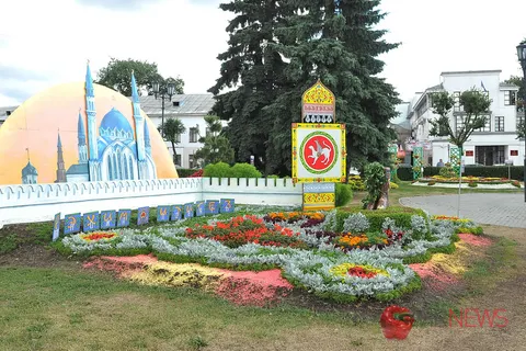 В Ярославле прошла презентация цветочных композиций «Ярославль многоликий», расположенных возле часовни Александра Невского. Фоторепортаж