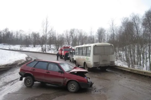В Ярославской области «ВАЗ» врезался в автобус с 12 пассажирами