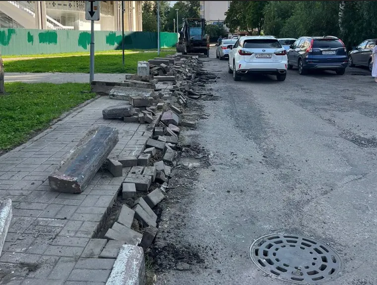 Власти попросили ярославцев не парковаться рядом с ТЮЗом