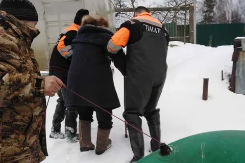 Ярославские спасатели эвакуируют людей из затопленных домов