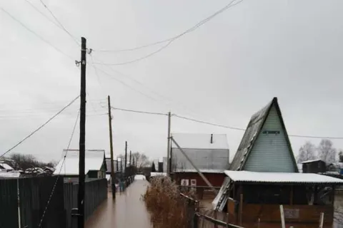 Ярославские спасатели эвакуируют людей из затопленных домов