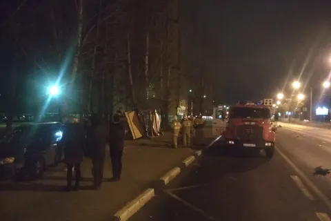 В Ярославле легковой автомобиль снес новую остановку 