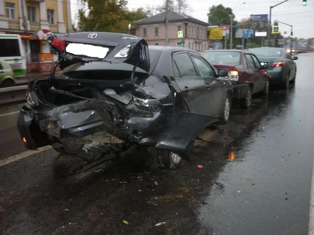 В Ярославле в «пьяном» ДТП столкнулись четыре автомобиля