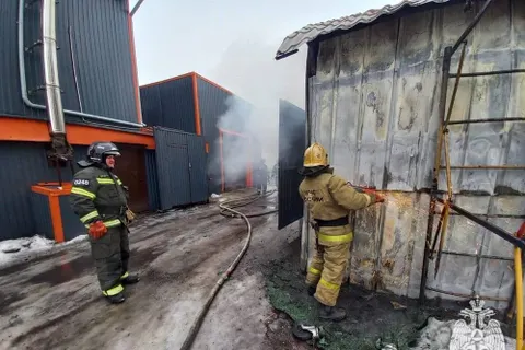 В Ярославле при пожаре автосервиса сгорели три машины