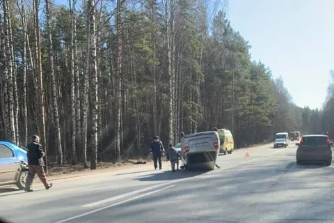 Под Ярославлем в результате ДТП перевернулась легковушка