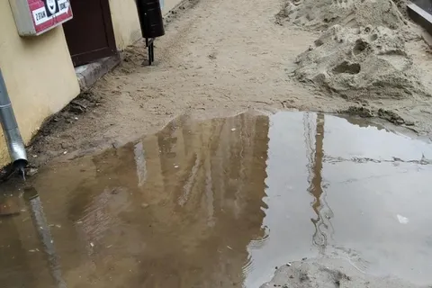 «Поймали погоду»: в Ярославле утонул ремонт улицы Комсомольская