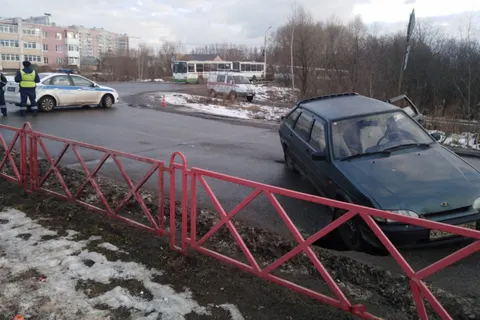 В Ярославле легковушка провалилась под асфальт - фото