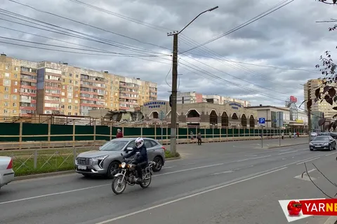 Здание Заволжского рынка в Ярославле сносит экскаватор