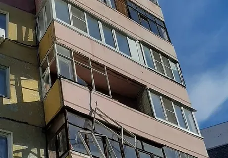 Проспект Машиностроителей в Ярославле завалило поваленными ураганом деревьями