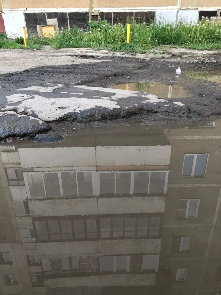 «Бессовестные управленцы»: ярославцы требуют убрать яму с улицы Бабича