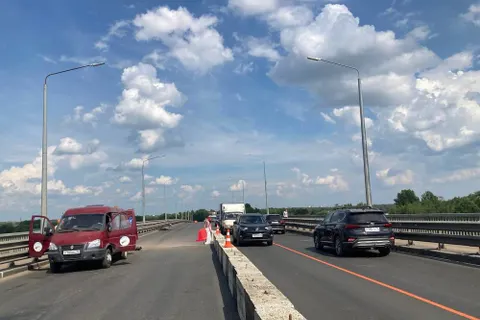 На Октябрьском мосту в Ярославле работает 9 человек