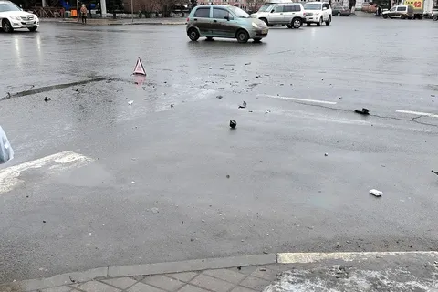 В центре Ярославля столкнулись два черных Мицубиси. С фото