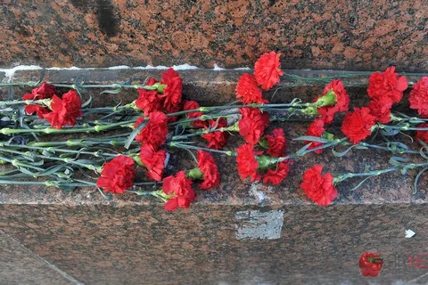 В Ярославле коммунисты возложили цветы к памятнику Ленину. Фоторепортаж