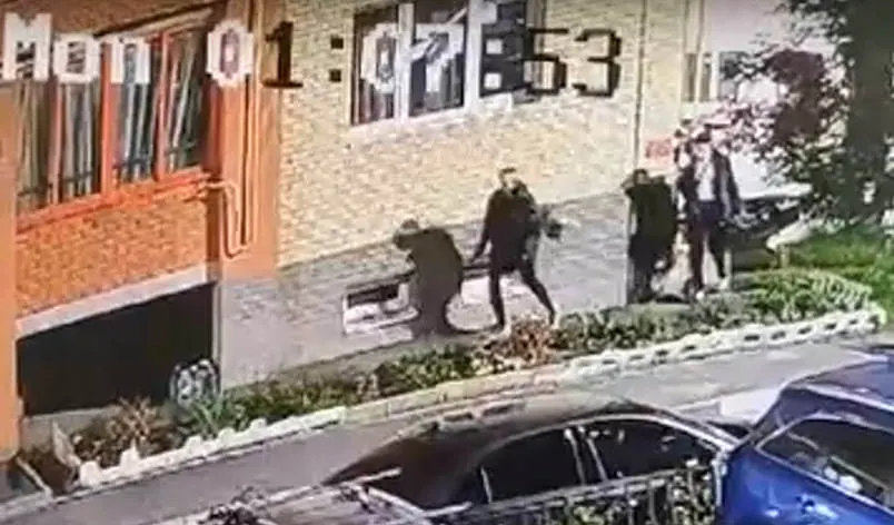 Жители ярославского двора ищут ночных цветочных воров