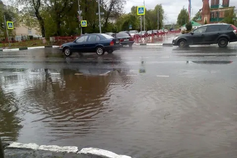 Центральные улицы Ярославля уходят под воду