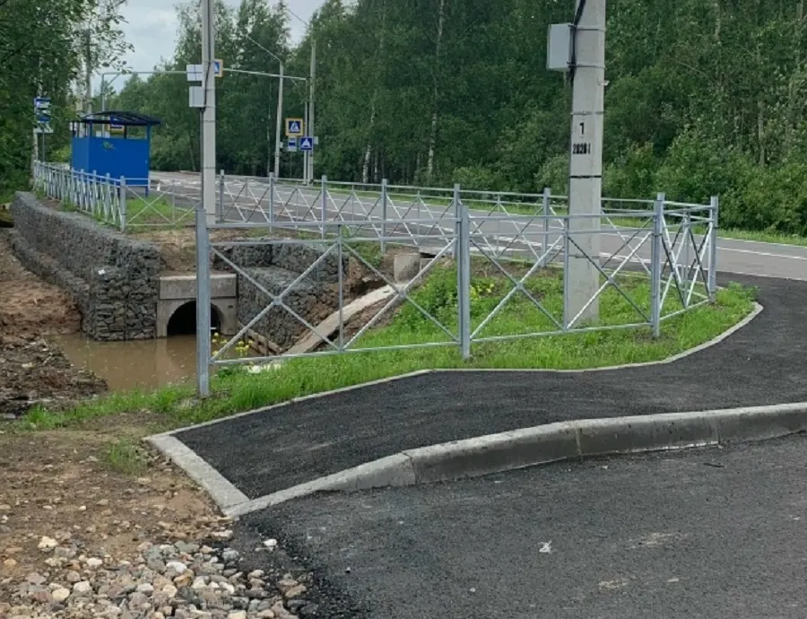 Ярославцы ждут автобусную остановку около дач