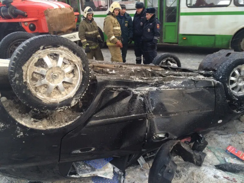 В Ярославле иномарка перевернулась рядом с остановкой общественного транспорта