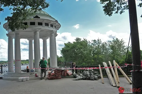 В Ярославле на Волжской набережной обвалилась стена беседки. С фото