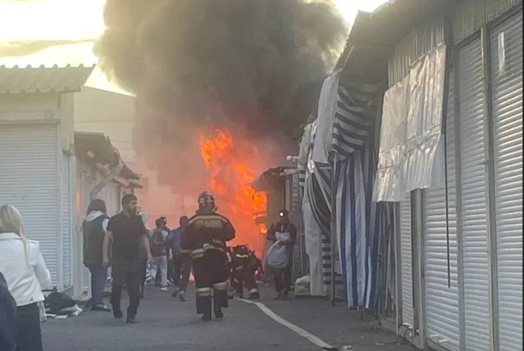 В Рыбинске горит рынок на Сенной площади
