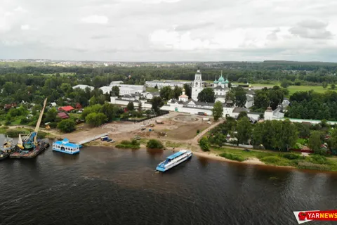 В Ярославле начали устанавливать причал у Толгского монастыря