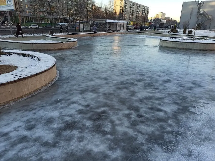 Новый ярославский сквер заливают под каток