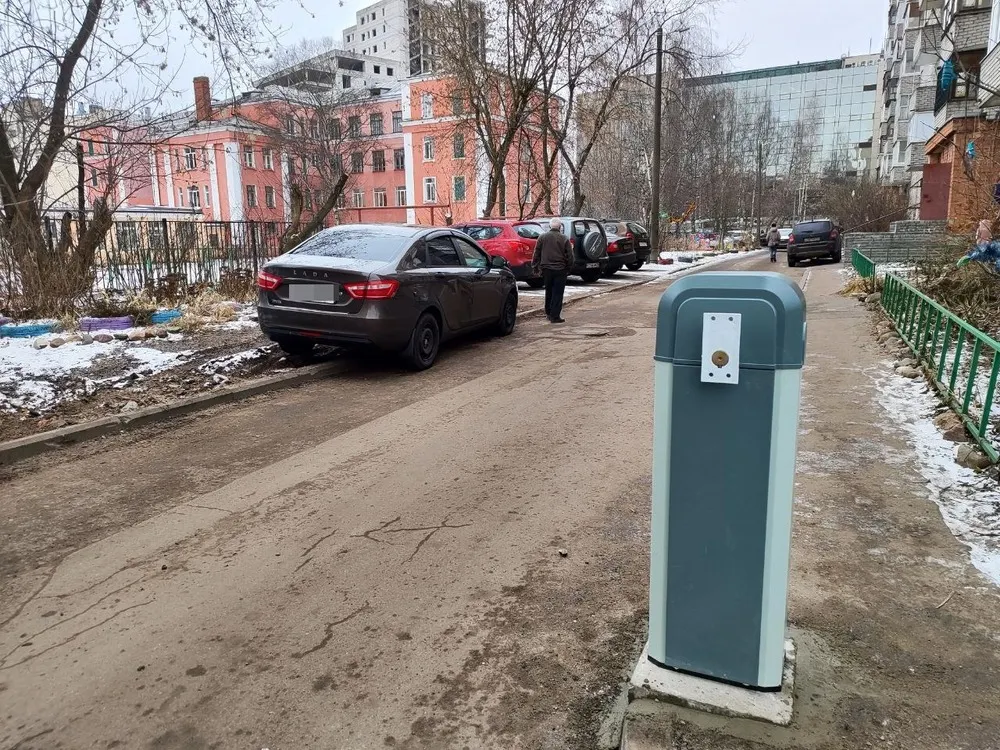 В Ярославле путь к школе перекрывают шлагбаумом