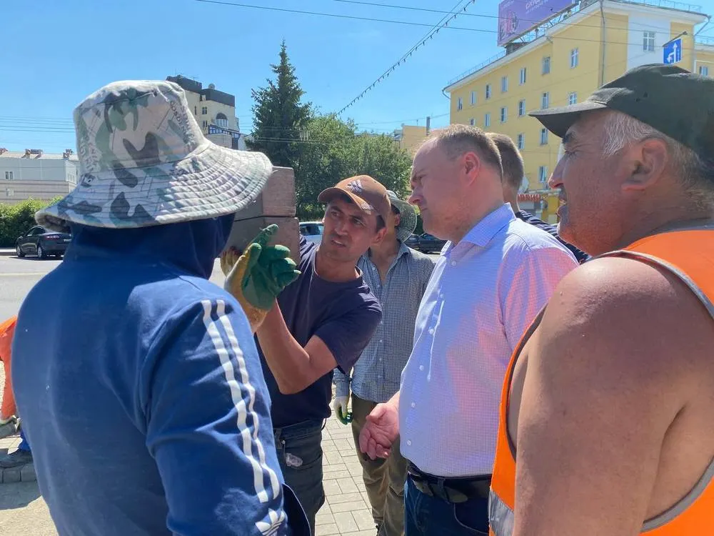 Мэр Ярославля проверил укладку плитки на улице Свободы