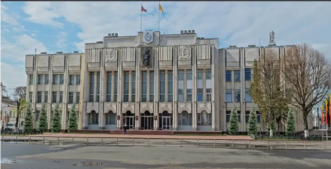 Перед зданием ярославского правительства высадят голубые ели