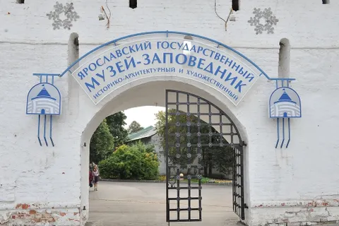 В историко-художественном музее-заповеднике Ярославля реставрируют ворота. С фото