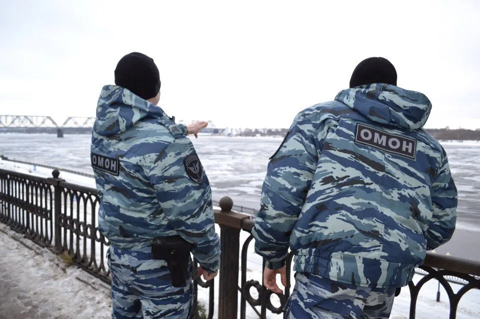В Ярославле сотрудники ОМОН вытащили ребёнка из ледяной реки 
