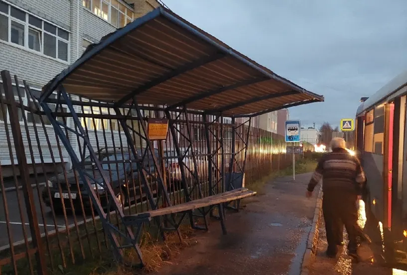 В Ярославле автобус врезался в остановку