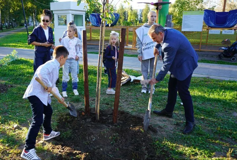 В ярославском парке «Юбилейный» высадили новые деревья