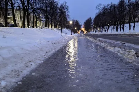 «Бабушки ползут на карачках»: ярославские улицы превратились в каток